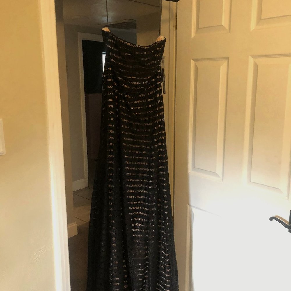 VERA WANG STRAPLESS GOWN